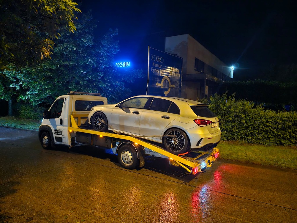 Remorquage de nuit sur route mouillée