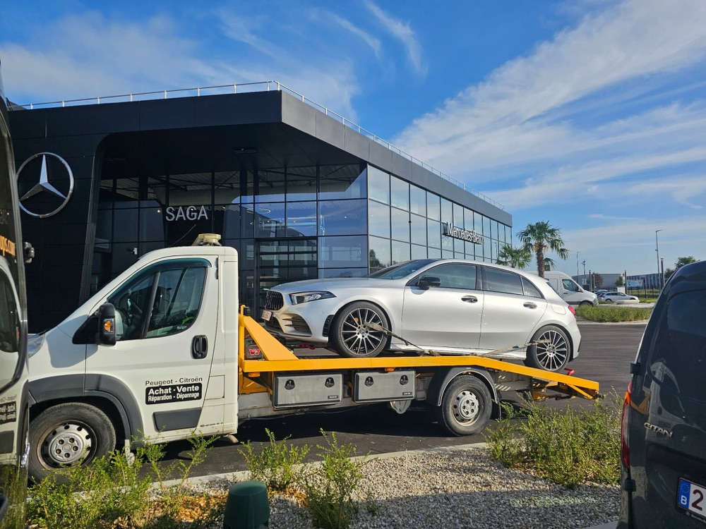 Véhicule transporté devant une concession